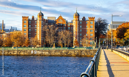 Tableau sur toile Charles River and Cambridge Skyline with Runners on Riverside Path