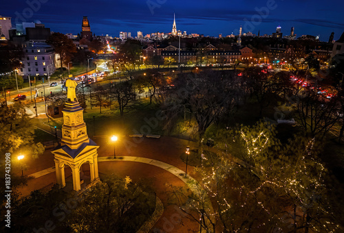 Foto Harvard Square Monument at Night in Cambridge, Massachusetts