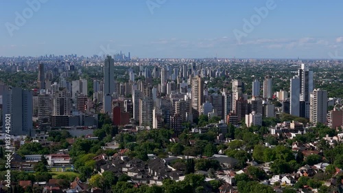 Vista aérea con drone del centro de Lomas de Zamora y la Avenida Hipólito Yrigoyen con Lanús y el skyline de Puerto Madero de fondo. Buenos Aires, Argentina