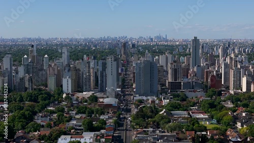 Vista aérea con drone del centro de Lomas de Zamora y la Avenida Hipólito Yrigoyen con Lanús y el skyline de Puerto Madero de fondo. Buenos Aires, Argentina