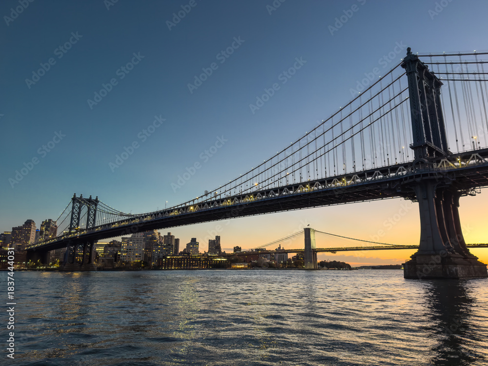Obraz premium Manhattan Bridge and Brooklyn Bridge at Sunset over the East River