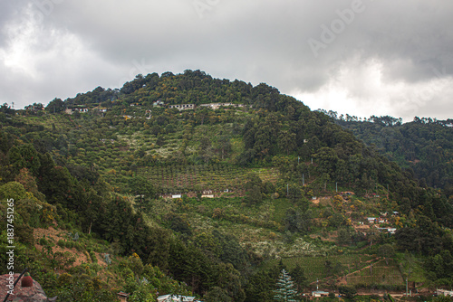 Hay algunas casas en la montaña