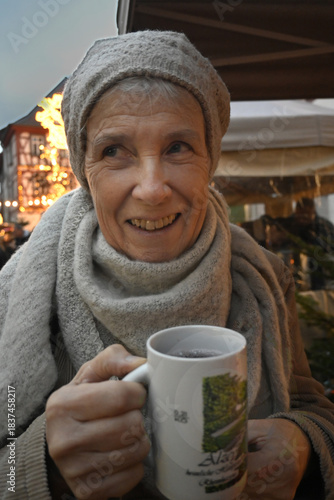 frau mit glühweinbecher