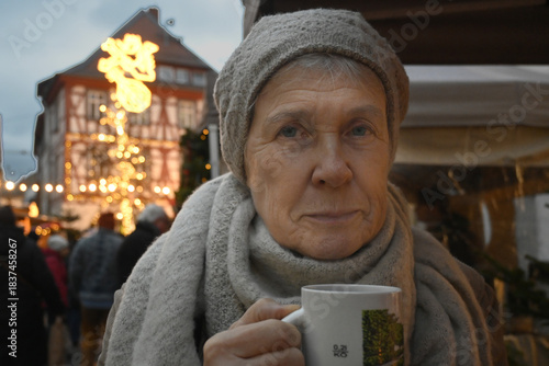 frau mit glühweinbecher
