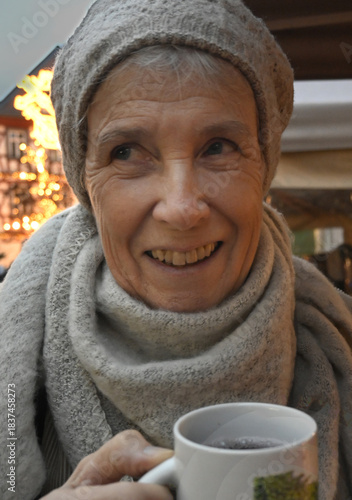 frau mit glühweinbecher