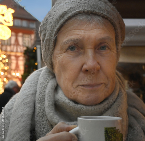 frau mit glühweinbecher