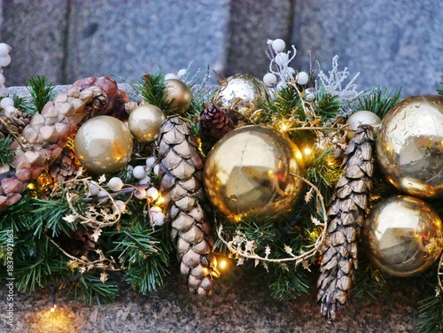 Goldene Weihnachtskugeln und Tannenzapfen