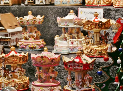 Kitschige Spieluhren auf Weihnachtsmarkt