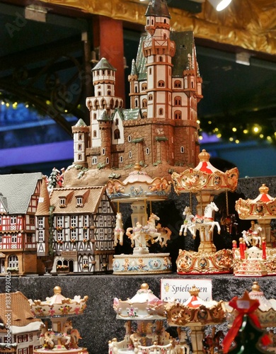Kitschige Spieluhren auf Weihnachtsmarkt
