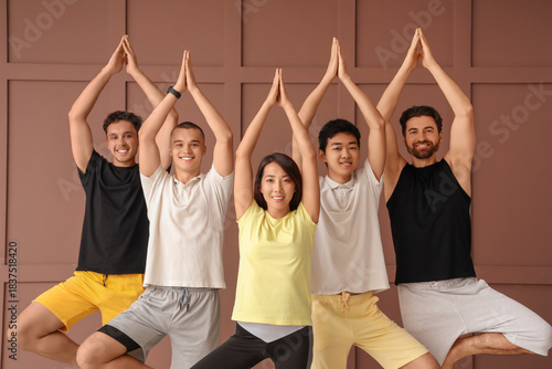 Group of sporty young peopl...