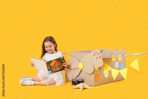 Cute little girl with cardb...