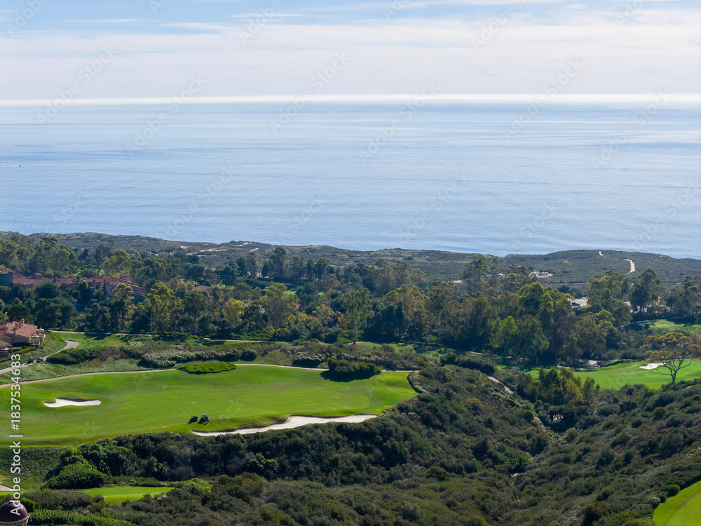 Obraz premium Aerial shot along the coastline at the Pelican Hill Resort in Newport Beach California USA