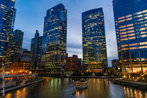 Φωτογραφία Chicago city with illuminated building
