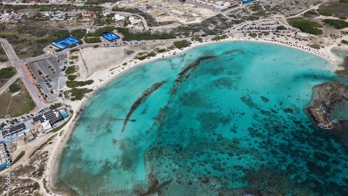 Canvastavla Vista aérea de Baby Beach y aguas turquesas contrastando con la refinería de Aru