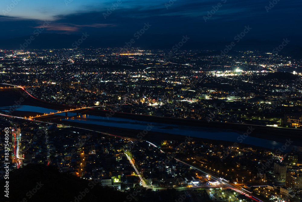 Fototapeta premium 日本の都市風景 岐阜県岐阜市 夜の金華山展望台の眺望