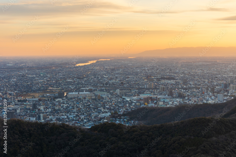 Obraz premium 日本の風景・冬 岐阜県岐阜市 夕暮れの金華山展望台