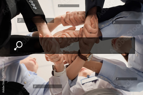 Business people shaking han...
