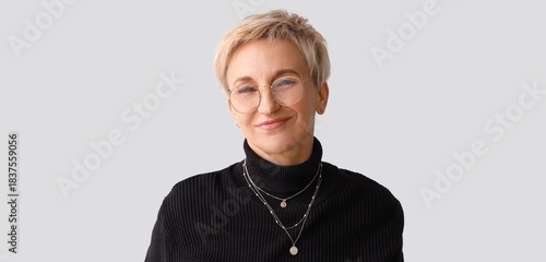 Beautiful mature woman in e...