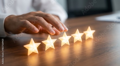 手が輝く五つ星に触れる高評価サービスの象徴表現