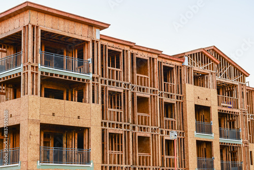 Fotografía A multifamily apartment building under construction with exposed wood framing an