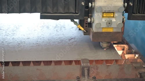 macchina a taglio laser effettua dei ritagli su di una lastra di acciaio