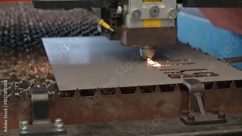 macchinario a taglio laser lavora su di una lastra in una carpenteria