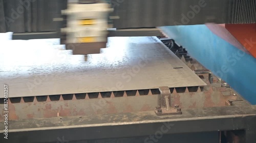 macchina a taglio laser effettua dei ritagli su di una lastra di acciaio