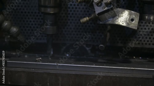 macchina perforatrice in una officina industriale