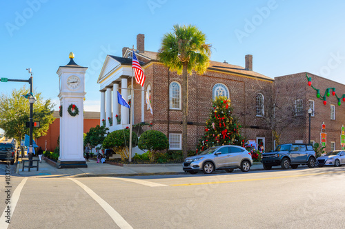 Foto The historic City Hall building, originally the Horry County Courthouse, built in 1824, alongside the Town Clock in the small town of Conway, South Carolina at Christmas time