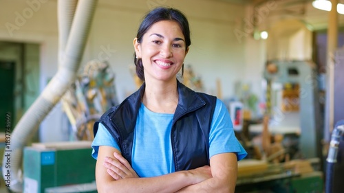 Fotografía Confident female artisan smiling in woodworking workshop