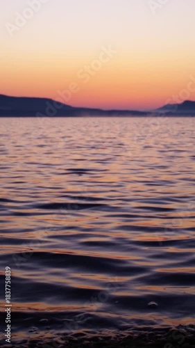 Wallpaper Mural 夜明けの湖の美しいグラデーションの空とさざ波を繰り返す湖面。 Torontodigital.ca