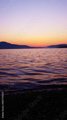 Wallpaper Mural 夜明けの湖の美しいグラデーションの空とさざ波を繰り返す湖面。 Torontodigital.ca