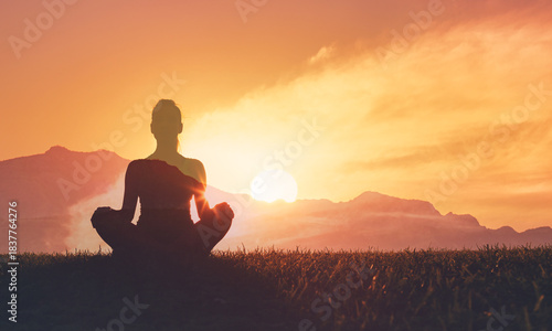 Schilderij op canvas Woman Meditating at Sunrise in Nature – Peaceful Yoga Silhouette and Mindfulness