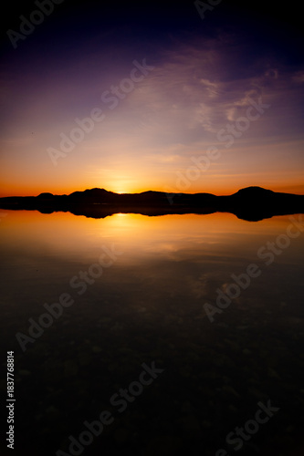 Wallpaper Mural 夜明けの湖の劇的な日の出の場面。水面に反射する空。 Torontodigital.ca