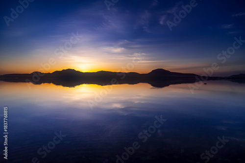 Wallpaper Mural 深い青の空が水面に反射する湖の劇的な風景。 Torontodigital.ca