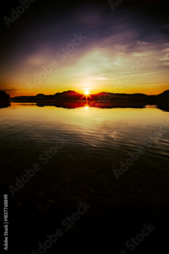 Wallpaper Mural 夜明けの湖の劇的な日の出の場面。水面に反射する空。 Torontodigital.ca