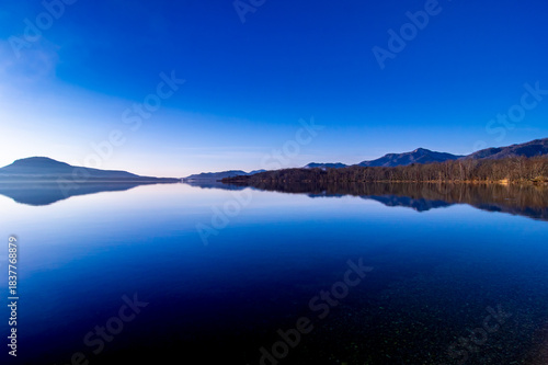 Wallpaper Mural 快晴の青空の鏡の水面に岸辺の風景を反射する湖。 Torontodigital.ca