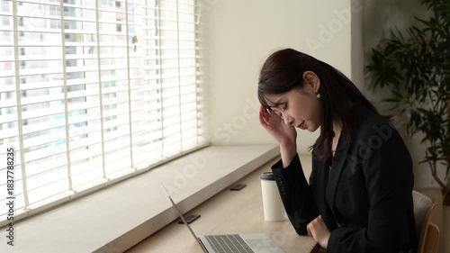 カフェでパソコンを操作する日本人女性