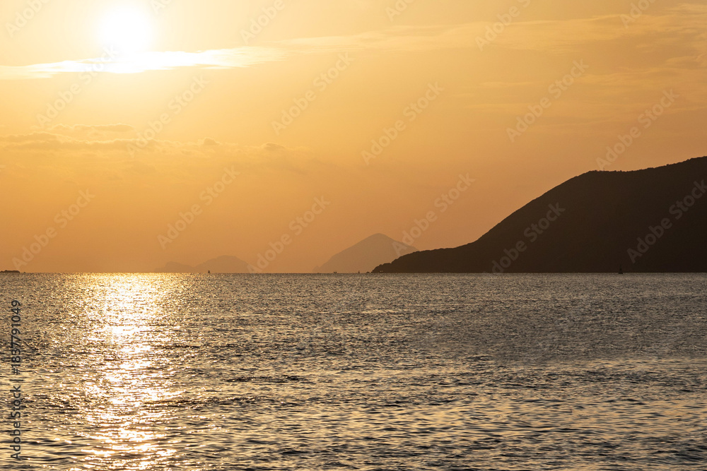 Naklejka premium sunset over the sea