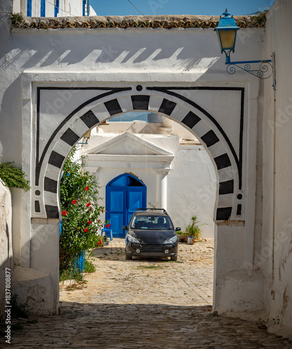 calles con puertas pintorescas en Tunez capital de Tunez