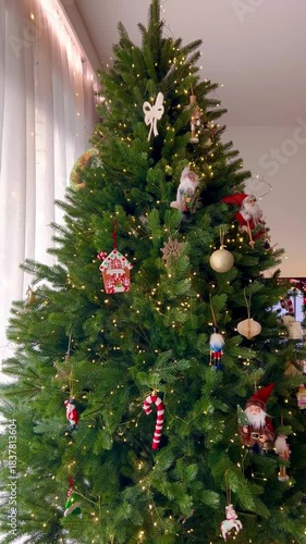  Cozy green Christmas tree at home decorated with fairy ornaments and glowing lights. Festive holiday atmosphere, warm interior, traditional New Year celebration, magical winter mood, family holiday 