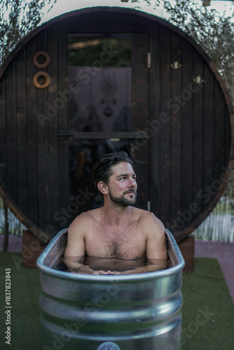 Hombre adulto practicando terapia de frío en entorno natural