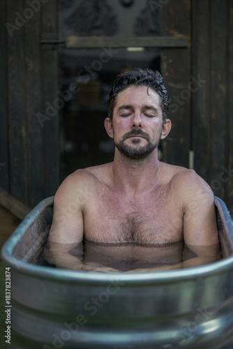 Momento de calma y meditación en baño exterior