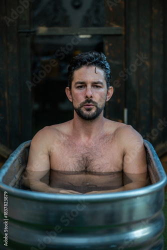 Ritual de relajación masculina en tina metálica