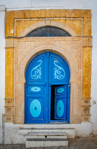 calles con puertas pintorescas en Tunez capital de Tunez
