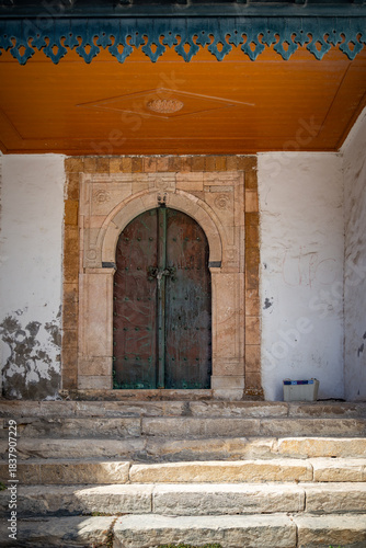 calles con puertas pintorescas en Tunez capital de Tunez