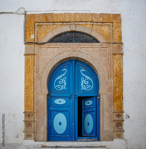 calles con puertas pintorescas en Tunez capital de Tunez
