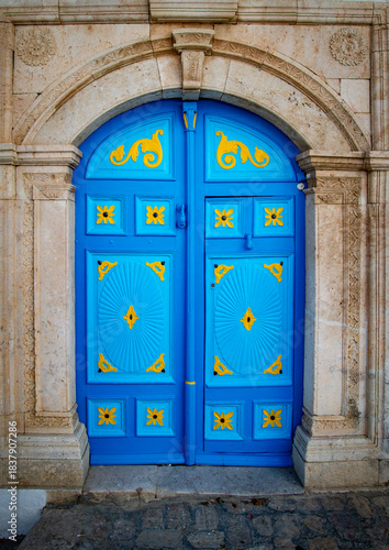 calles con puertas pintorescas en Tunez capital de Tunez