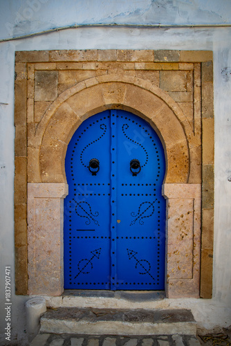 calles con puertas pintorescas en Tunez capital de Tunez