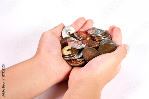 小銭を持つ子どもの手